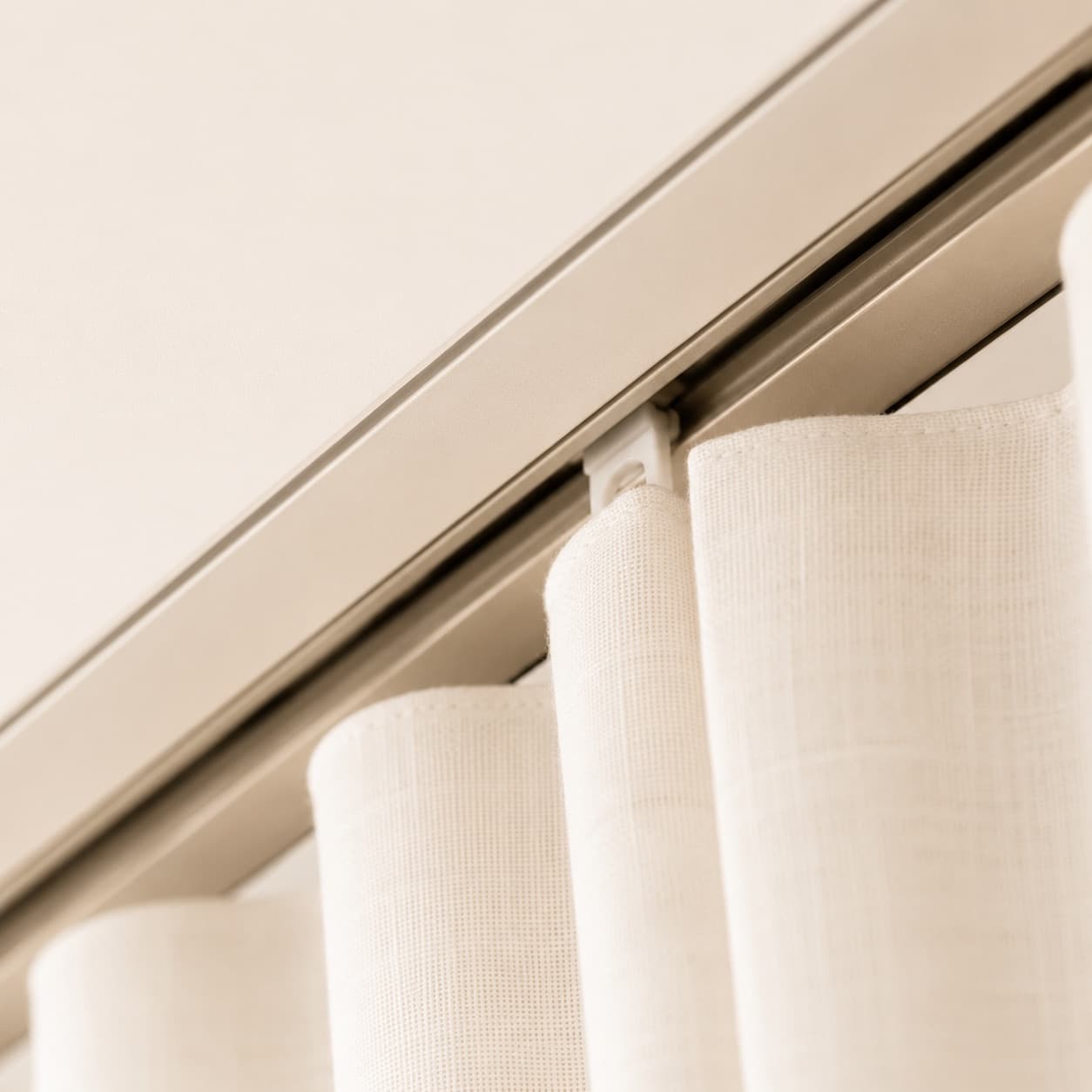 Glides running in a recessed ceiling track